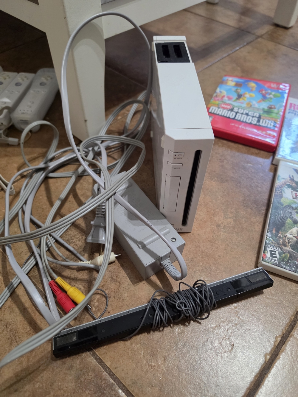 Nintendo Wii Console Bundle in White with Black Sensor Bar
